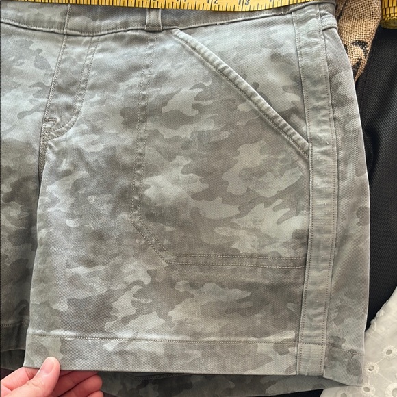SPANX Gray Green Camouflage Women's stretch Shorts - Picture 5 of 6